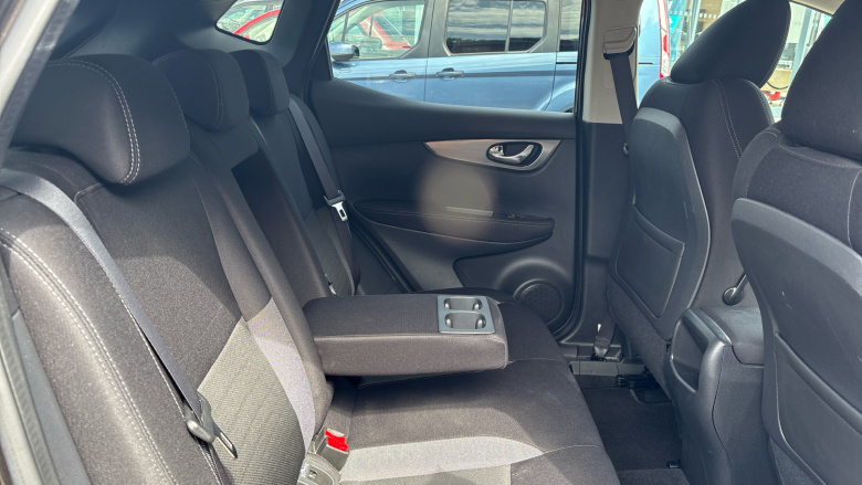Nissan Qashqai 1.2 DiG-T N-Connecta 5dr Petrol Hatchback